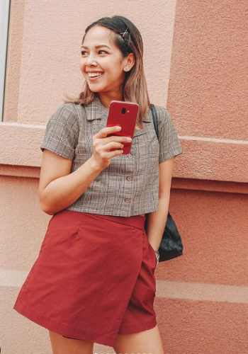 Patricia Prieto with the Red Samsung Galaxy J6+